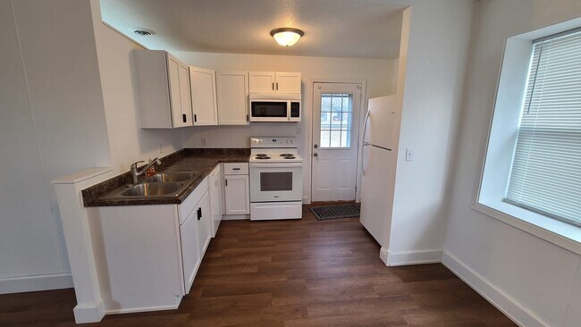 Foto del edificio - 244 E Woodland Ln