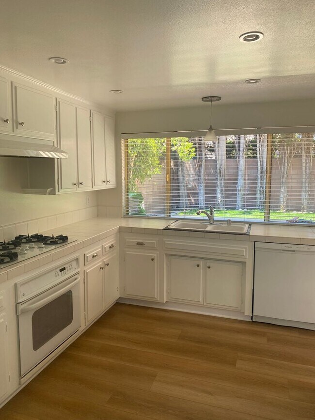 Foto del edificio - Single story 3 bed, 2 bath home on the Eas...