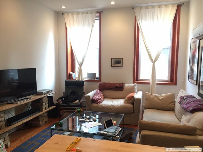 Building Photo - 458 Henry St