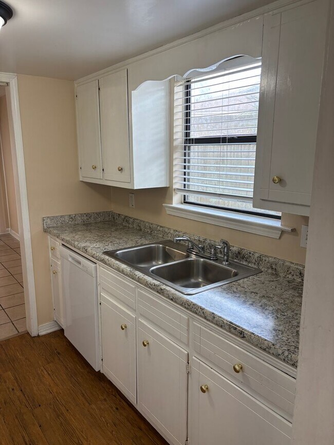 Building Photo - Convenient Northeast location!
