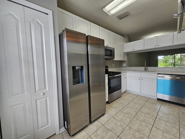 Building Photo - Regency Key 2 Bed 2-1/2 bath Townhome