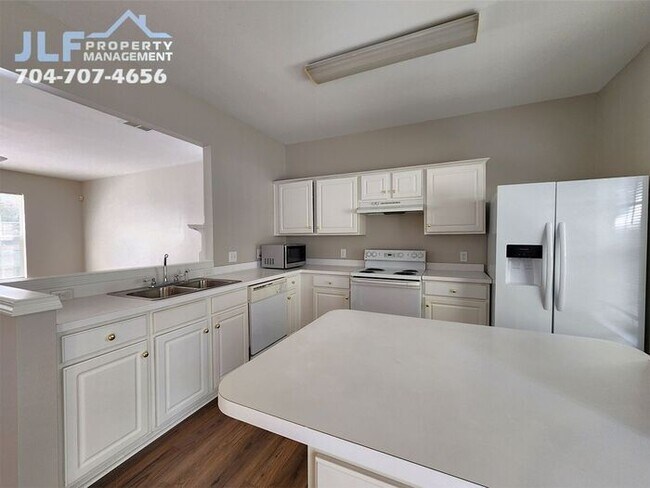Foto del edificio - 3 Bedroom/2.5 Bathroom Townhome in Charlotte!