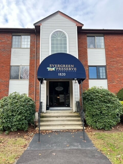 Building Photo - 1820 Skyline Dr