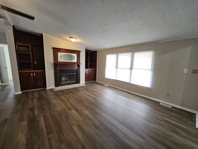 Building Photo - Renovated 3 Bedroom 2 Bath Home- Minutes from Shopping & Restaurants