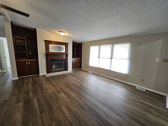 Foto del edificio - Renovated 3 Bedroom 2 Bath Home- Minutes from Shopping & Restaurants