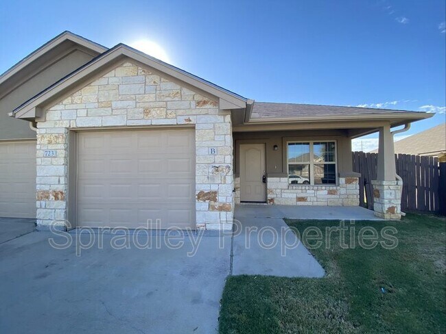 Building Photo - 723 E Ridge Blvd