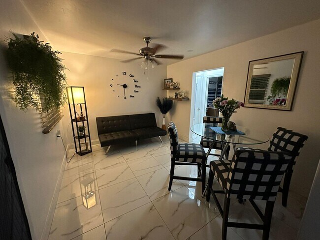 Building Photo - 930 Flamingo Dr