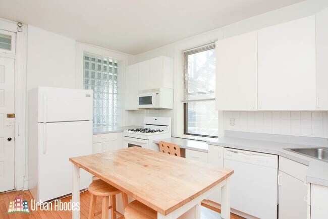 Building Photo - 1027 N Honore St