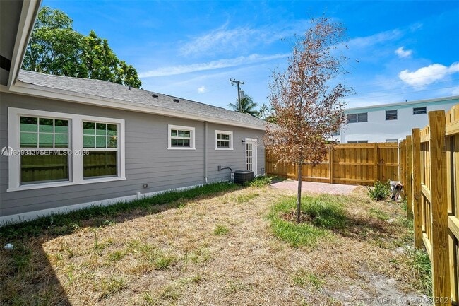 Building Photo - 711 N L St