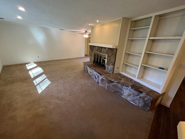 Building Photo - Fantastic 4 Bed/3 Bath Single Level Home -...