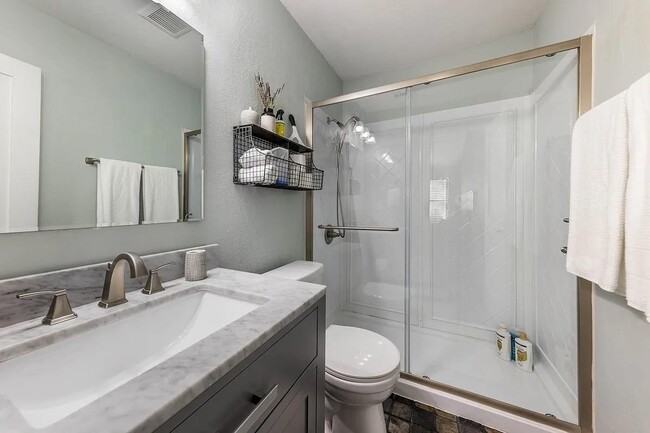 Foto del edificio - 324 E 35th St