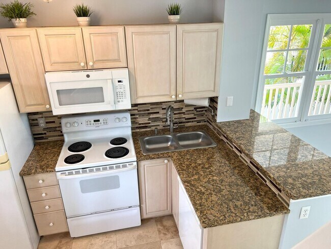 Building Photo - Charming Townhome