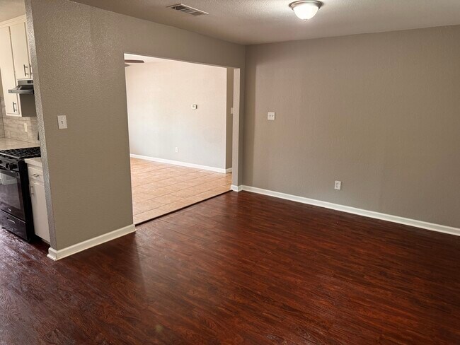 Building Photo - 616 Mesquite Ave