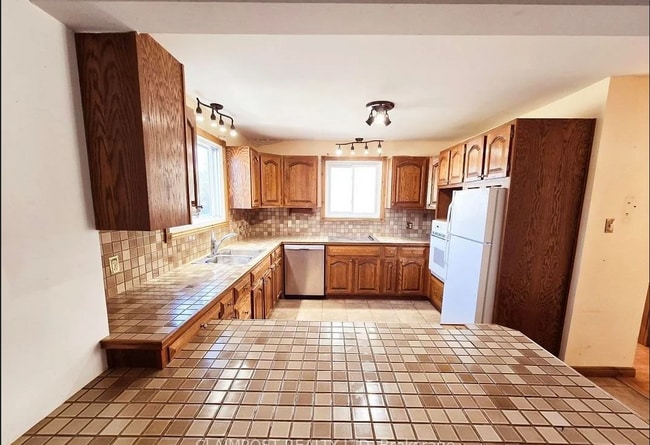 Building Photo - Spacious 3 Bedroom Detached Home – $2,249/...
