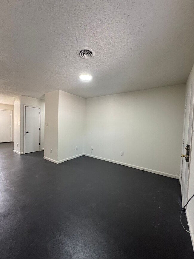 Foto del edificio - This freshly repainted and refreshed single-story brick duplex- End Unit