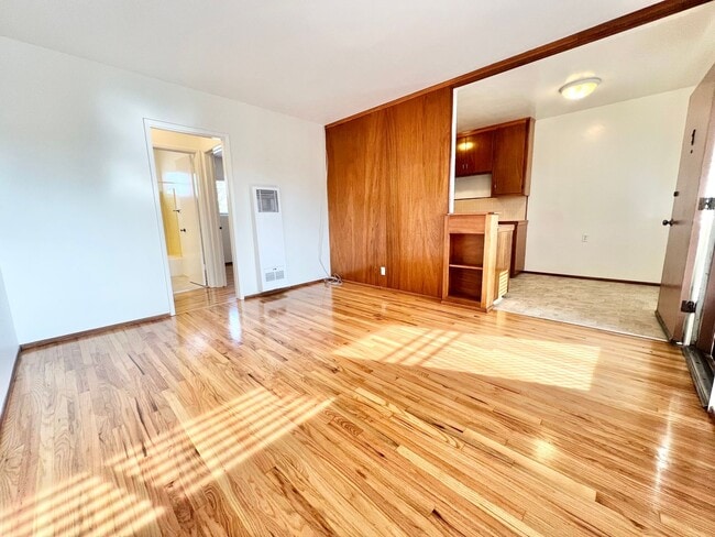 Building Photo - Charming 1 Bed / 1 Bath – Top-Floor Unit with Exceptional Natural Light