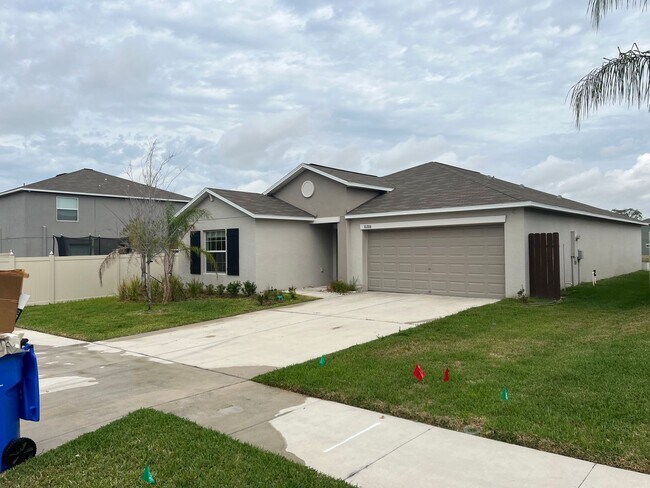 Foto del edificio - Beautiful 4/2 Riverview Home , new paint a...
