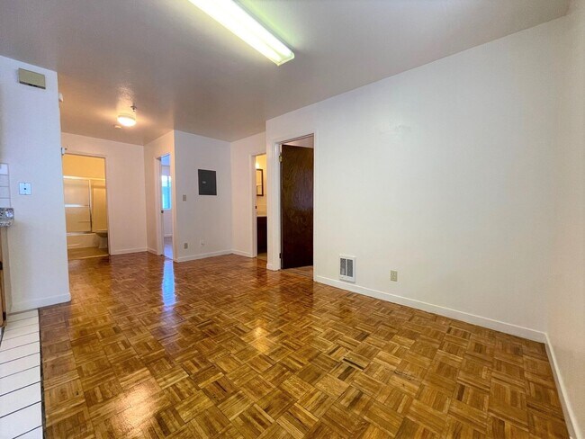 Foto del edificio - A clean and well-maintained 3-bed, 2-bath home located in the vibrant Laurel District.