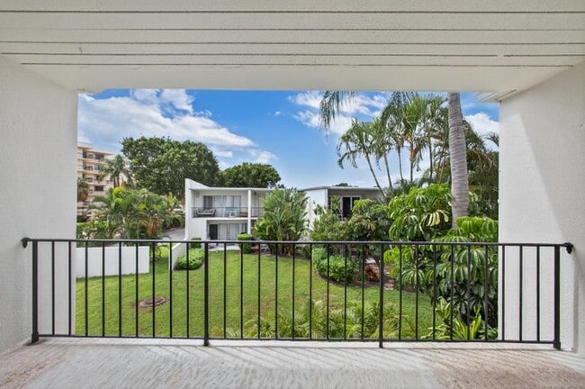 Building Photo - 382 Golfview Rd