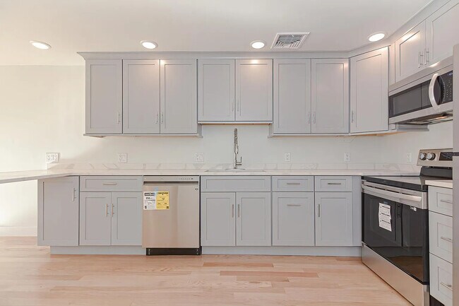 Building Photo - 1674 Beacon St