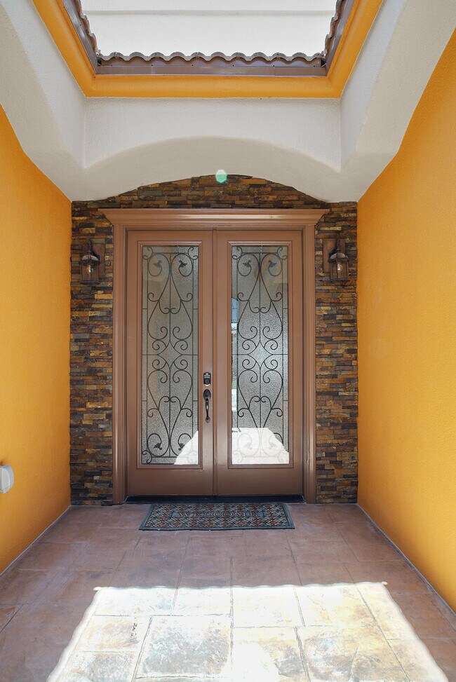 Foto del edificio - 14900 Long Shadow Ave