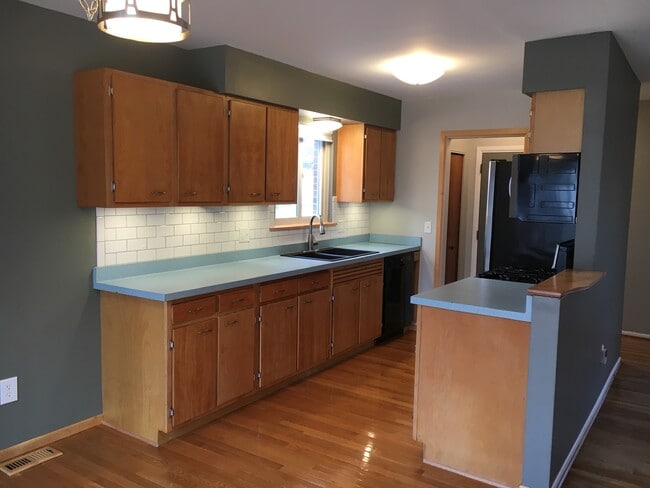 A cook's kitchen, ideal for entertaining - 3160 Fernwood Ave