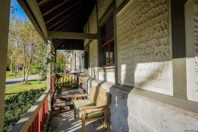 Foto del edificio - 10 Carriage House Ln