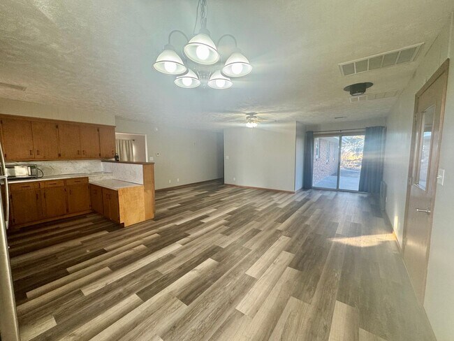 Foto del edificio - 4 bed, 2 bath acreage in Pickrell area