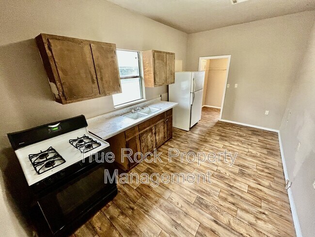 Foto del edificio - 716 E 9th St