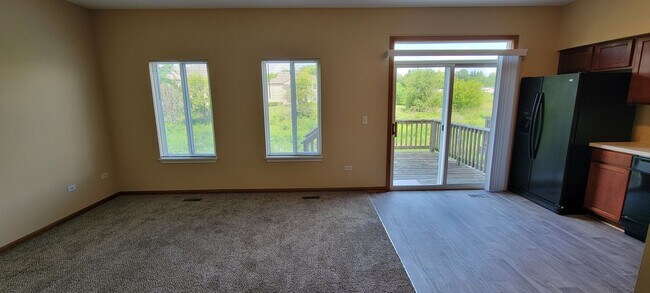 Building Photo - SPACIOUS 3 BEDROOM HALF DUPLEX!