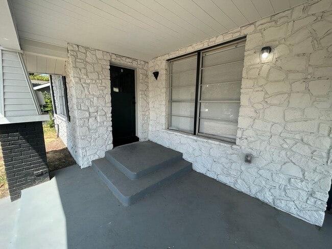 Building Photo - 1245 Kayton Ave