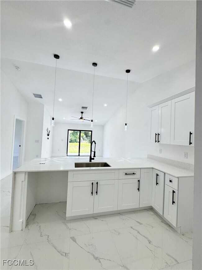 Building Photo - 670 Chemstrand St E