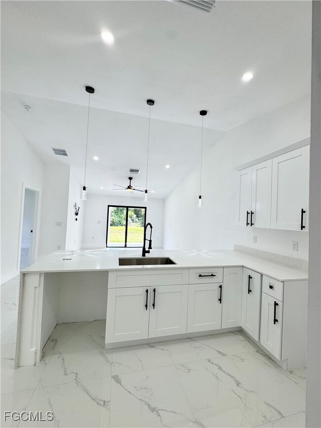 Foto del edificio - 670 Chemstrand St E