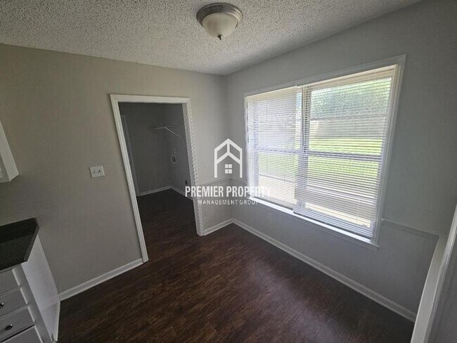 Building Photo - 4096 Royalcrest Dr