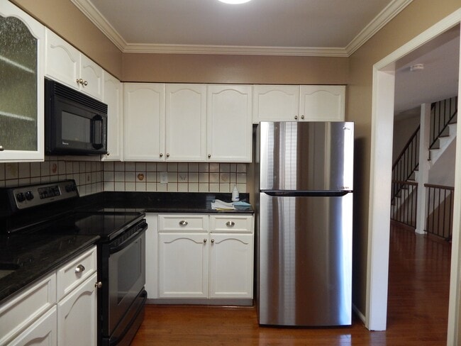 Building Photo - Fabulous TH with Garage! Great Location!