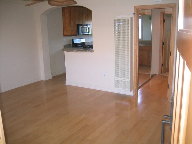Building Photo - *** $500 OFF 1st Month!! Pacific Beach Stu...