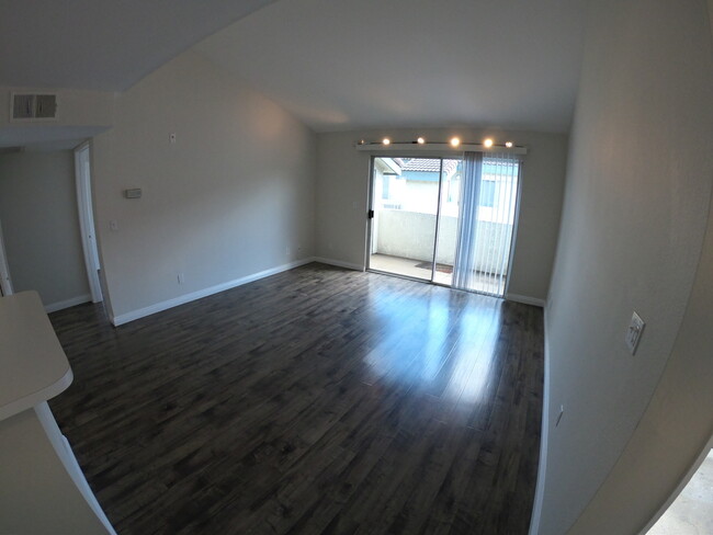 Foto del edificio - Large Nicely Updated 1 Bedroom 1 Bath Condo