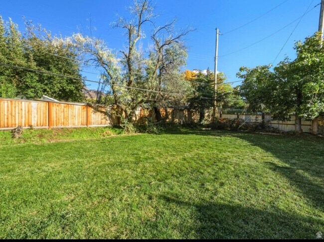Building Photo - 2036 Highland View Cir