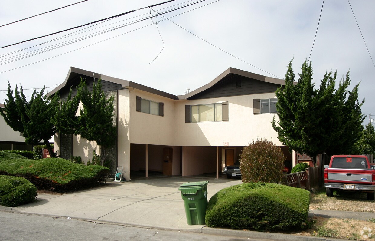 Building Photo - 519 Oak St