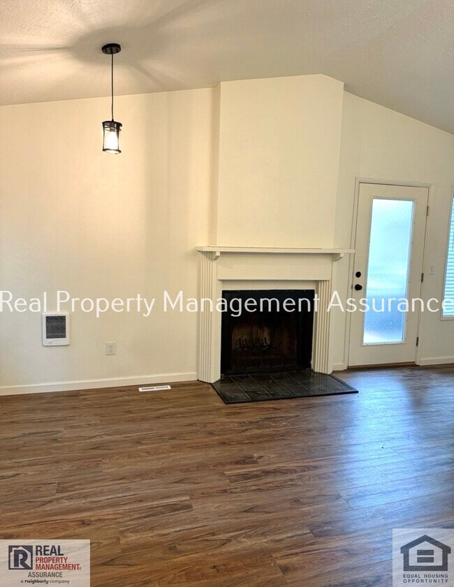 Building Photo - *MOVE IN SPECIAL* - $500 OFF YOUR MOVE IN|...