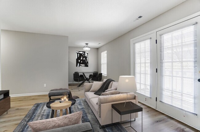 Foto del edificio - Renovated 2 Bedroom with Washer + Dryer Av...