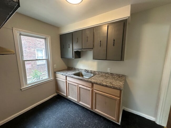 Building Photo - 3 bed 1 bath Brick corner house with basem...