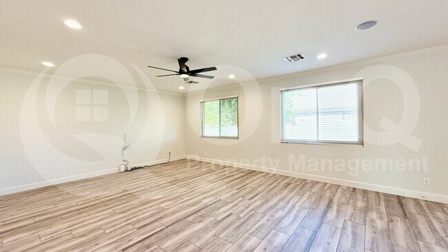 Building Photo - 572 N Bell Dr