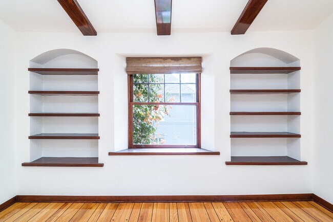 Living Room - 432 N Sycamore Ave