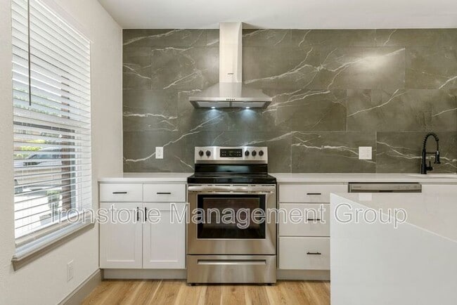 Foto del edificio - 3711 S Indianapolis Ave