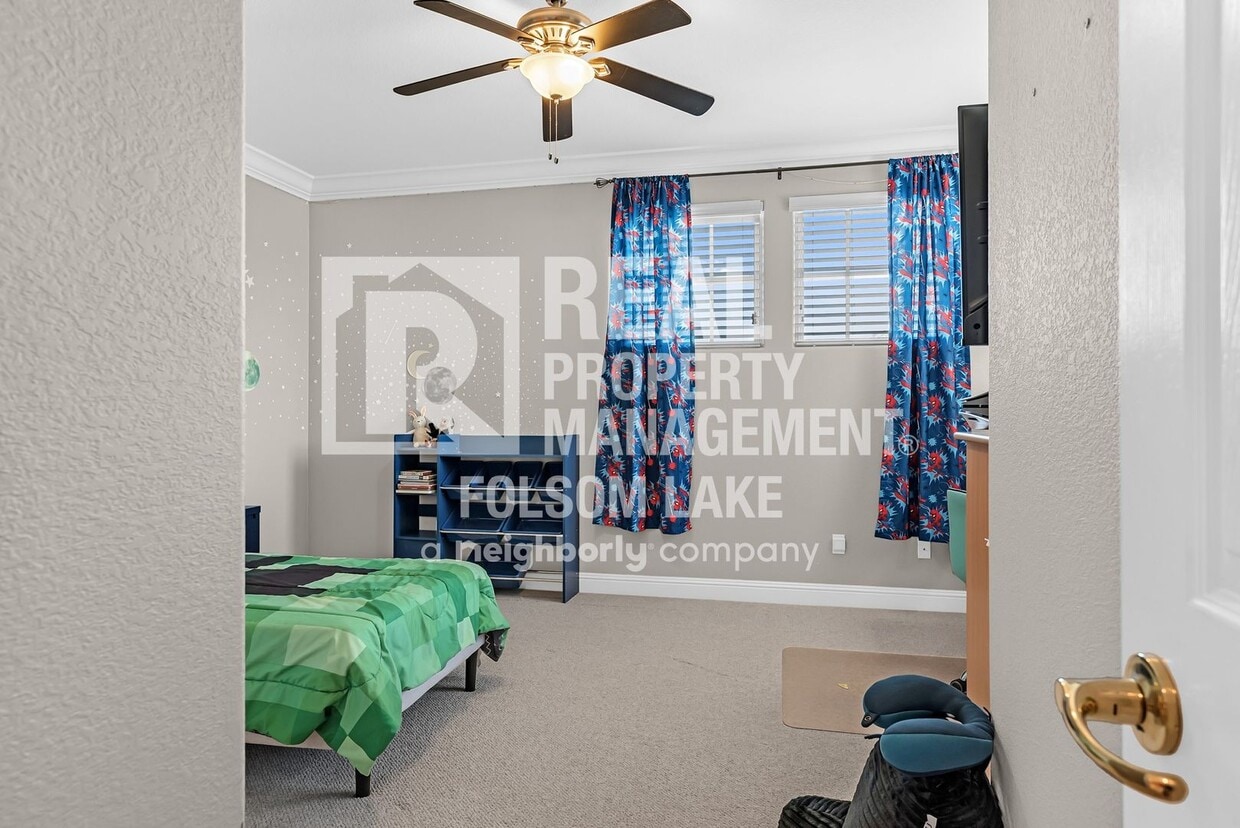 Foto principal - Fully furnished 5bd 3ba home in desirable Carmichael neighborhood