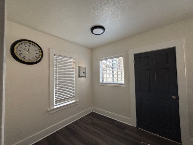 Building Photo - 1817 E 70th St