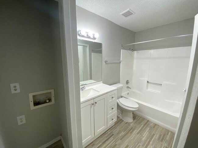 Foto del edificio - Charming & Spacious 1st-Floor Unit!