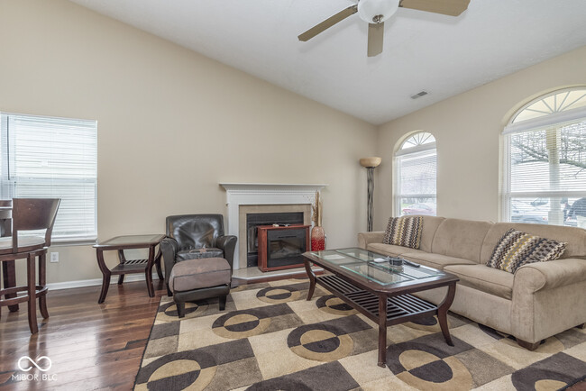 Building Photo - 381 Longview Bend