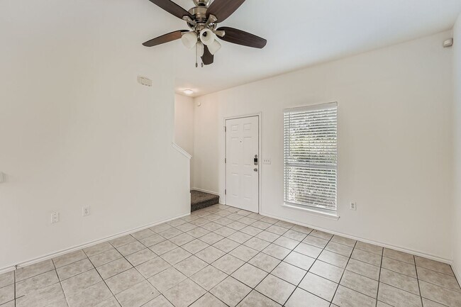 Sala de estar - vista hacia la puerta principal - 7207 Bethune